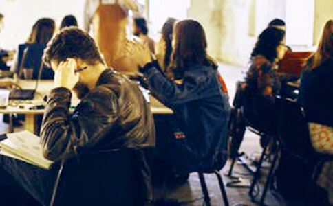 關(guān)于大學(xué)生欄目短劇的劇本《還有誰比你更陌生》