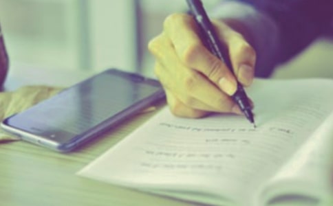 ��Ц؈��ӛ���x��У�ͨ��15ƪ��