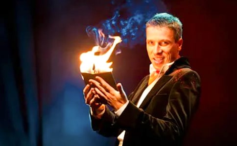 (通用)神奇的魔術(shù)師作文