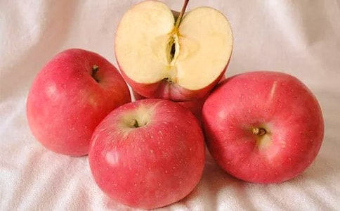 小班美術(shù)教案:蘋果樹(shù)