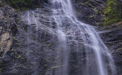 描寫瀑布的優(yōu)秀作文