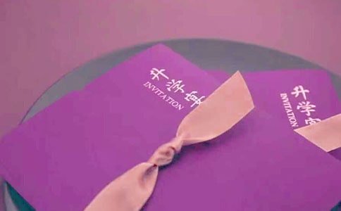 ����Ո(q��ng)?zh��)���ʽ���?/></p><p><strong>��������Ո(q��ng)?zh��)���ʽ���?/strong></p><p>����һ���ɷN������ʽ</p><p>��������Ո(q��ng)?zh��)��Č�������ʽ�Ϸ֞�Mʽ�������Qʽ�������Mʽ������һ���Ҷ���(hu��)���õČ������Qʽ������Ҫ����߅����߅������</p><p>����������ʽ��(g��u)��</p><p>����Ո(q��ng)?zh��)���һ�����岿�֘?g��u)�����քe�ǣ���(bi��o)�}���Q�����������Y(ji��)β����</p><p>����1����(bi��o)�}</p><p>�����ڻ���Y(ji��)�N�ķ���Ҫ���ϡ�Ո(q��ng)������Ո(q��ng)?zh��)���������Ҳ�з����ϲ������?q��ng)?zh��)��������ǸĞ��p��ϲ���ֵģ�����@�@�N����ô�ڃ�(n��i)�ҲҪ���ϡ�Ո(q��ng)?zh��)������?q��ng)���������������wҪ���������w��һЩ��</p><p>����2���Q��</p><p>�����ڕ�������Ո(q��ng)�˵ķQ���r(sh��)������Ҫ���񌑳�����Ո(q��ng)��������ȫ�Q��֮���ټ�����Q�����磺xxx������С����Ůʿ�����������Ո(q��ng)��D�������t�ǣ�xxx���������ˡ�xxxŮʿ��������֮���ڷQ����Ҫ����ð̖(h��o)��</p><p>����3������</p><p>��������Ո(q��ng)?zh��)�������Ҫ����������e�еľ��w�r(sh��)�g��������r(n��ng)�v�͹��v���ڶ����ϡ����ڎ������w���c(di��n)����xx��xx̖(h��o)xx�Ƶ�xx��xx�d���@�ӱ����H�������֪�������e�еĵ��c(di��n)����Y�L(f��ng)�񣺌���Y��֪�e���������e�ͷ��b�Ĵ���ʹ����������l�Ļ�Y����(bi��o)����������������������e�����_��֪�����ӵ����l�Ļ�Y��</p><p>����4���Y(ji��)β</p><p>�����ڽY(ji��)β�ĕr(sh��)��Ҫ���϶Y��(ji��)�ԵĆ����Z���ǹ����Z���@Ҳ�w�F(xi��n)���˵ĶY�x�����磺��Ո(q��ng)���R�����Ծ��Y��</p><p>����5�����</p><p>������Ո(q��ng)?zh��)������һ��Ҫע�����?q��ng)�ߵ�����������������Ո(q��ng)���t�����˵�������������������ɵ�����һ�����������Ǹ�ĸ��Ո(q��ng)���t���ϸ�ĸ���������l(f��)Ո(q��ng)?zh��)�������Ҳһ�����ϡ?/p><p>������������Ҫ��</p><p>��������Ո(q��ng)?zh��)��ĕ�������Ҫ�����^������������ɺ������֌����^�õ��ˁ��(d��n)�Ε���Ո(q��ng)?zh��)��Ĺ����?/p><p>������������Ո(q��ng)?zh��)���ʽ���?/p><p>��������Ո(q��ng)?zh��)?1</p><p>�ͳʡ�����������Ůʿ���_(t��i)����</p><p>����֔(j��n)ӆ��2009��X��X�գ�����X�������������������Ůʿ�e�нY(ji��)���Y������ϲ����</p><p>����ϯ�O(sh��)��XX�Ƶ�XX�d</p><p>������Ո(q��ng)���R</p><p>��������xxx������xxx����</p><p style=