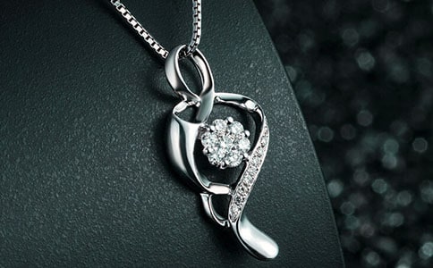 《項(xiàng)鏈》續(xù)寫作文