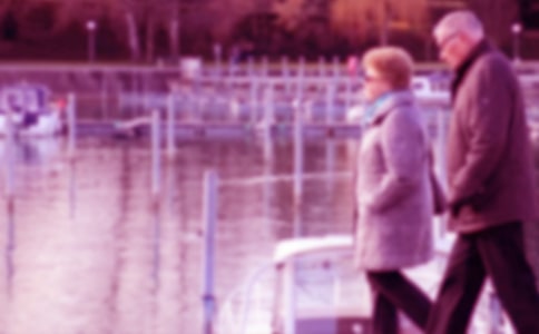 �����򠔠�?sh��)��֡?/></p>
 


                                  �����򠔠�?sh��)��֡��̌W(xu��)�O(sh��)Ӌ(j��)<br />&nbsp;<br />����������Ӣ<br />&nbsp;</p><p>�W(xu��)��(x��)Ŀ��(bi��o)</p><p>1.�J(r��n)�R(sh��)���z��ժ����7��(g��)���������_��(sh��)��(xi��)�������桱��6��(g��)����</p><p>2.���_���������и�������x�n�ģ��x�Ì�(du��)Ԓ(hu��)�Z(y��)��Ĳ�ͬ�Z(y��)����</p><p>3.��֪�������������ĿƌW(xu��)���R(sh��)����̽���ƌW(xu��)�W�ص�Ը����</p><p>�nǰ��(zh��n)��</p><p>1.���֌W(xu��)��(x��).�n����ţ�D�l(f��)�F(xi��n)�O(p��ng)����صĹ��µĄ�(d��ng)��(hu��)��</p><p>2.����ʯ������(sh��)�(y��n)�����ɂ�(g��)����ͬ�r(sh��)��ء��Č�(sh��)�(y��n)�þ���</p><p>�ڡ�һ���n���r(sh��)</p><p>��Ȥ��(d��o)��</p><p>1.�ώ����Լ������N�ںڰ��ϣ��÷۹P���ճ��ֵ�݆����</p><p>�������l(shu��)Ը����Լ���С��Ҳ��(hu��)�ںڰ�������</p><p>��ָ���ڰ��Ϯ�(hu��)����С�ֆ�(w��n)�����@ЩС�ֶ�����ʲô�������������ɻش�</p><p>2.�����҂�Ҫһ����(l��i)�W(xu��)��(x��)һ�p������֩����������(sh��)�����򠔠�?sh��)��֣?/p><p>���@��һ�pʲô�ӵ�������������ʲô�أ��҂��x���n�ľ͕�(hu��)֪������</p><p>���x�n�ģ��˽����</p><p>1.���x�n�����x���_���xͨ���</p><p>2.���򠔠������ֆ�����ʲô�ӵ����������x�n������С�������Ҵ���</p><p>ӑՓ�������I(l��ng)��(hu��)��(n��i)��</p><p>1.���򠔠�?sh��)��ֿ����?ji��n)����</p><p>2.���򠔠�?sh��)���ָ����ʲô�?/p><p>3.������(sh��)�(y��n)���Y(ji��)���n�ă�(n��i)������(d��o)�W(xu��)���˽⡰������������</p><p>a.Ո(q��ng)С���������Fʯ��(l��i)��һ���FƤ��������ʲô���X(ju��)��</p><p>���@�N���������|�����ܰ������|�����^(gu��)��(l��i)����������һ�N������</p><p>b.��ʾ��ţ�D�^���O(p��ng)����أ��l(f��)�F(xi��n)�f(w��n)���������Ą�(d��ng)��(hu��)��</p><p>c.���n�������ҳ���������������������</p><p>�x��ӛ��</p><p>1.���x�n��������(hu��)�����������ֶ��x�ױ飬��ӛ��(l��i)��</p><p>2.�z��W(xu��)�����R(sh��)���ֵ���r�����M(j��n)���������������e(cu��)�������z��li����������y��n����</p><p>3.�����ֽM�~�U(ku��)�~��</p><p>4.ͬ�����x�� (t��ng)���m����</p><p>�ڡ������n���r(sh��)</p><p>Ȥζ���x�������I(l��ng)��(hu��)</p><p>1.�x��һ��(g��)��ϲ�g�Ľ�ɫ���Լ��xһ�x��ע���x����ɫ���Z(y��)����</p><p>�磺С���ө����g�졢�жYò�������</p><p>����С�é����жYò���@����</p><p>������ְ֩������������@��</p><p>�������򠔠�������(w��n)����������</p><p>2.����С�M�ֽ�ɫ���x��</p><p>3.ȫ��ֽ�ɫ���x��</p><p>ӑՓ����</p><p>�Ą�(l��)�W(xu��)���f(shu��)�f(shu��)�Լ��˽����X(ju��)���ĵ���������</p><p>ָ��(d��o)��(sh��)��(xi��)</p><p>1.�J(r��n)�x������</p><p>2.�^��Ҫ��(xi��)�����������nȫ�����ҽY(ji��)��(g��u)���֣�</p><p>3.������(xi��)���򡱡�������ͬ�r(sh��)���ѣ�ע��^(q��)�e�������c�������ԡ��Į�ͬ�����㡱��ƫ�ԕr(sh��)�����ࡱҪ׃���ᡱ����ľ����ƫ�ԕr(sh��)���ࡱҪ׃���c(di��n)����</p><p>4.�W(xu��)������(xi��)����Ѳҕ�o��(d��o)��</p><p>��չ��(sh��)�`</p><p>Сԇ�(y��n)�����������</p><p>1.������������С�MӑՓӑՓ���e��һЩ�f(shu��)�������С��֡���������</p><p>2.ԇ�(y��n)����һ�������Լ����������������T�������ϡ������Į�(hu��)����ӑՓ���������Ϟ�ʲô��T������ô���أ�</p><p><br />�����򠔠�?sh��)��֡��̌W(xu��)�O(sh��)Ӌ(j��)�ɷ��������W(w��ng)�̰��l��http://m.cjxcw.cn�Ѽ����������(qu��n)�w��������,�D(zhu��n)�dՈ(q��ng)ע����̎! <br /><p>�������򠔠�?sh��)��֡������P(gu��n)���£�</p><p><a target=